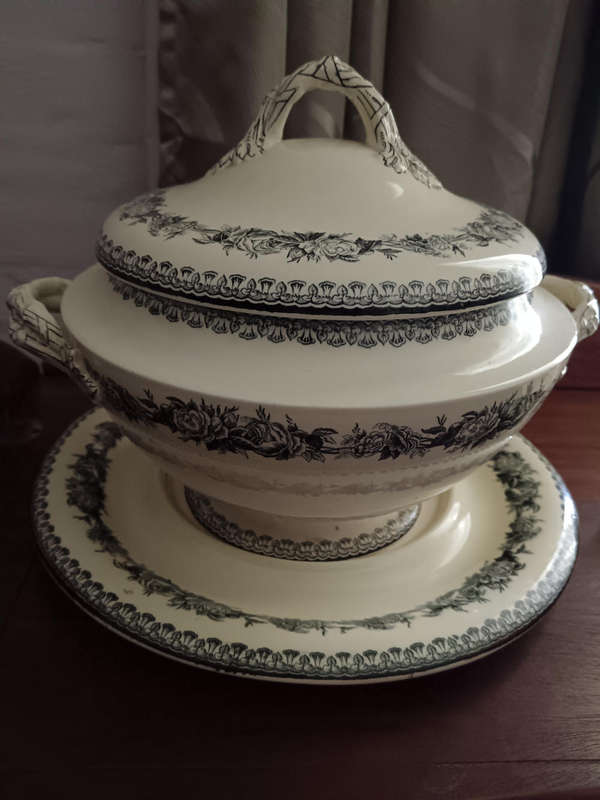 Spode Royal Jasmin Soup Taureen with Underplate