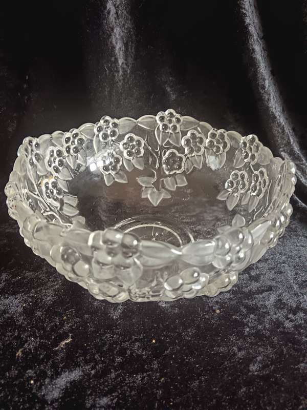 Mikasa Walther Crystal Serving Bowl  with Raised Flowers