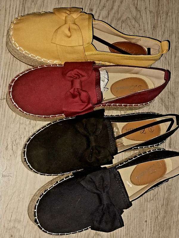 Lunah Ladies. Fashion Shoes. Burgundy size 5