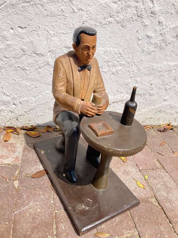 Advertising Figurine : Remi Martin ( 42 x 23 x 50cm )