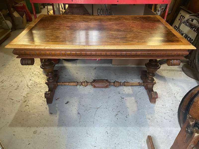 Beautiful Burr Walnut Coffee Table. ( 110 x 64 x 64 )