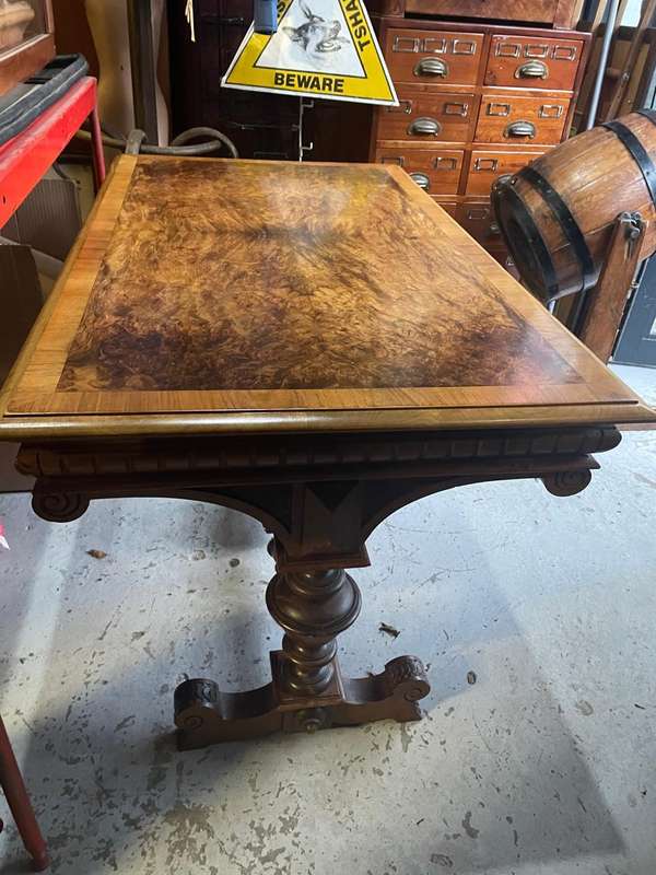 Beautiful Burr Walnut Coffee Table. ( 110 x 64 x 64 )