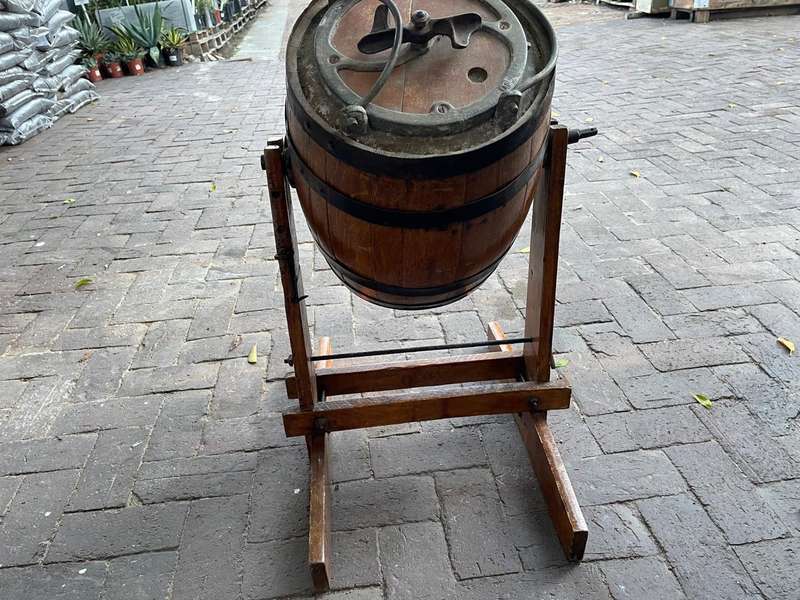 Vintage Butterchurn Churn Bail ( 80 c 57 x 48 cm )