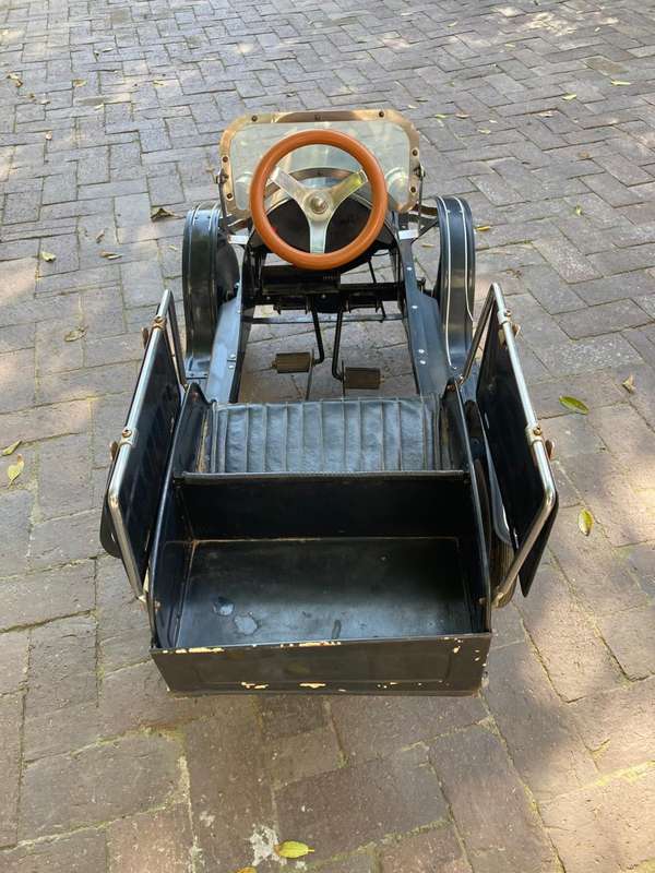 Vintage Police Chief Roadster Pedal Car ( 109 x 54 x 60 cm)