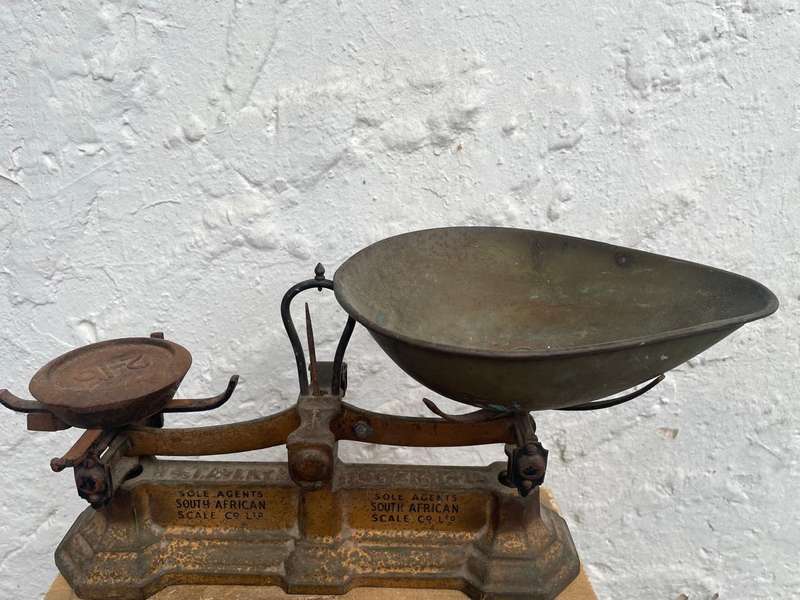 Vintage South African Scale ( 50 x 20 x 20 )