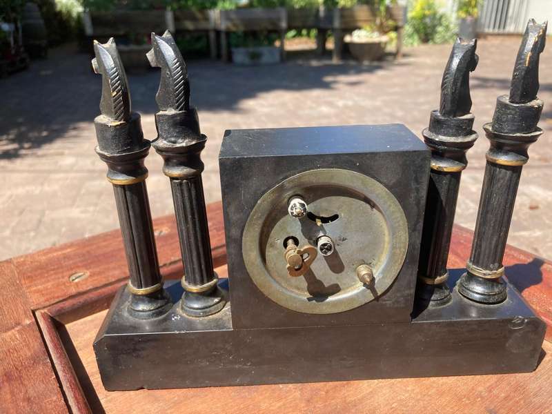 Vintage Mantelclock ( 21 x 17 x 4cm ) in working condition