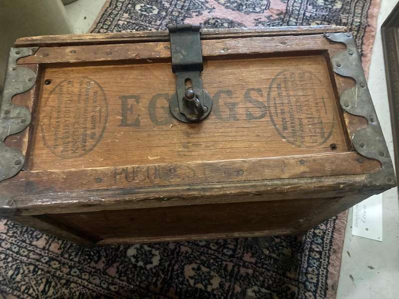 Rare Wooden Eggbox from the 1930's ( 37 x 30 x 20 cm )