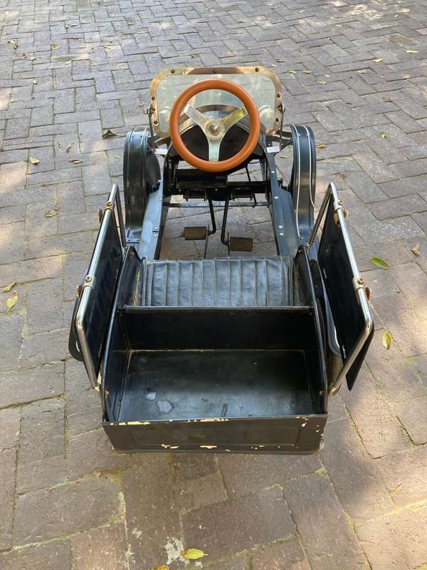 Vintage Police Chief Roadster Pedal Car ( 109 x 54 x 60 cm)