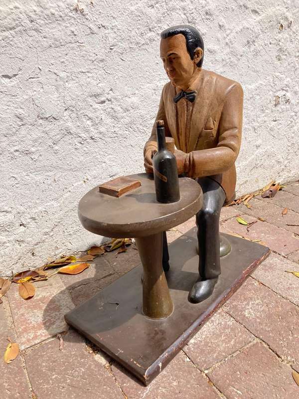 Advertising Figurine : Remi Martin ( 42 x 23 x 50cm )