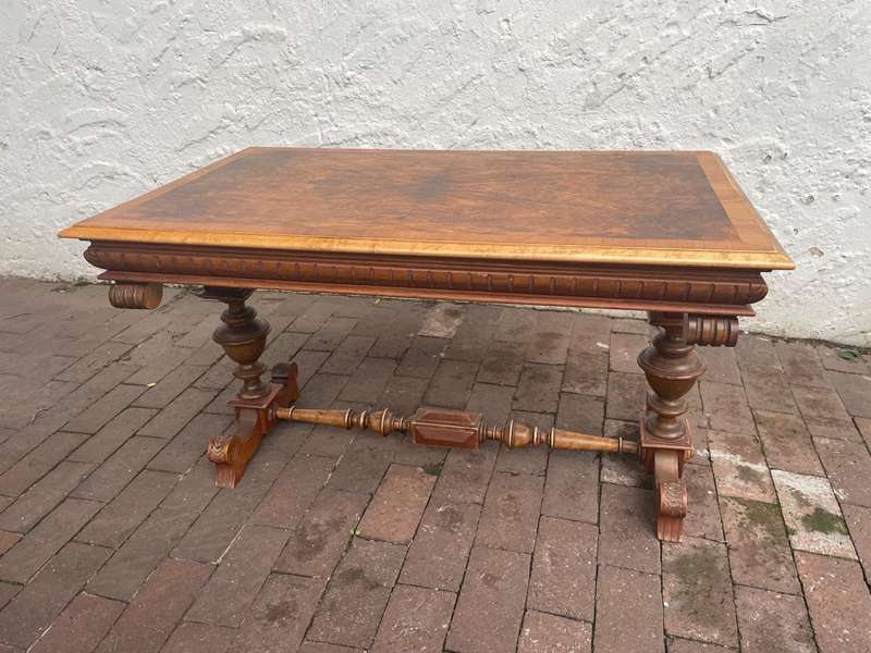 Beautiful Burr Walnut Coffee Table. ( 110 x 64 x 64 )