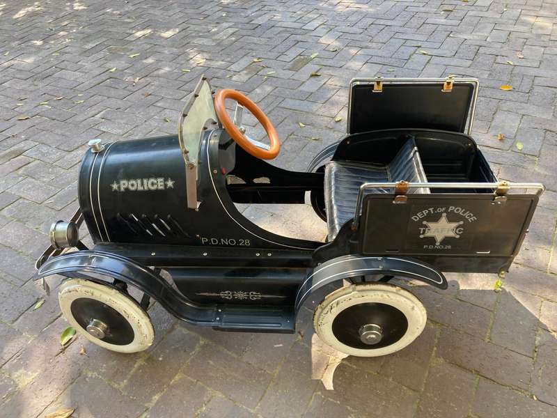 Vintage Police Chief Roadster Pedal Car ( 109 x 54 x 60 cm)