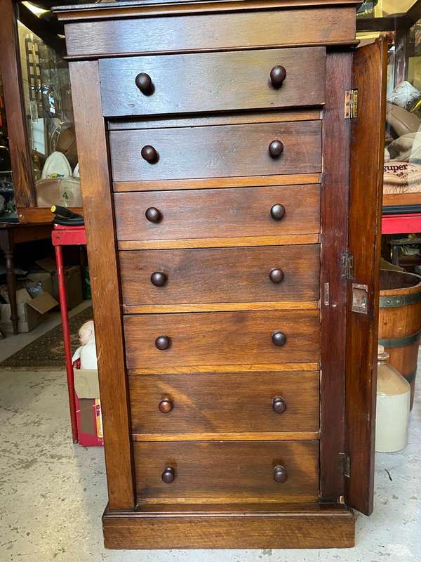 Rare Mahogany Wellington Chest circa 1890 (122 x 62 x 38 cm)