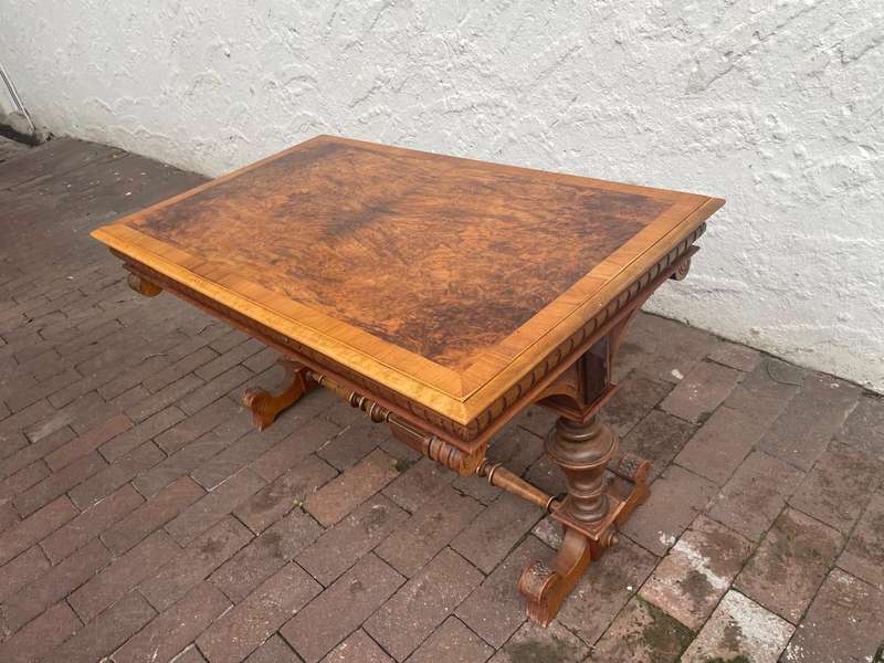 Beautiful Burr Walnut Coffee Table. ( 110 x 64 x 64 )