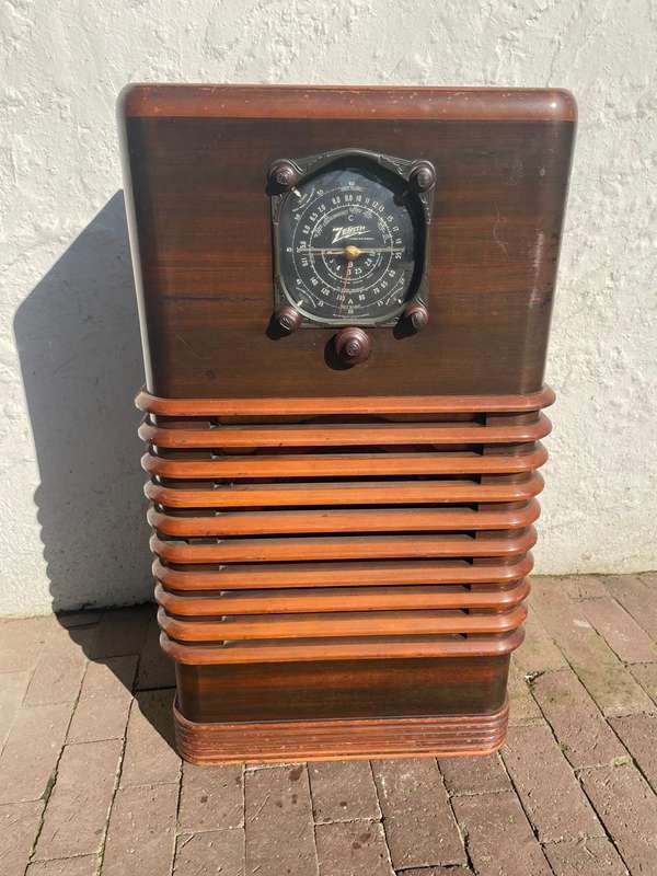 Beautiful Art Deco Radiogram ( 105 x 58 x 32 cm )