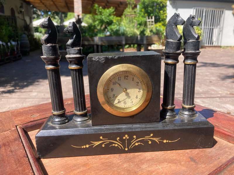 Vintage Mantelclock ( 21 x 17 x 4cm ) in working condition