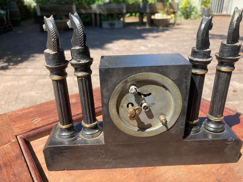 Vintage Mantelclock ( 21 x 17 x 4cm ) in working condition