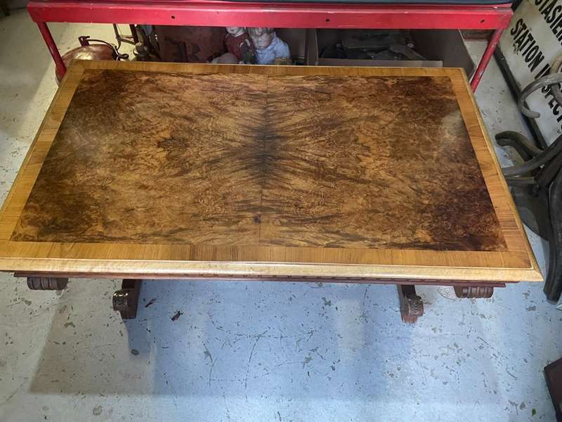 Beautiful Burr Walnut Coffee Table. ( 110 x 64 x 64 )