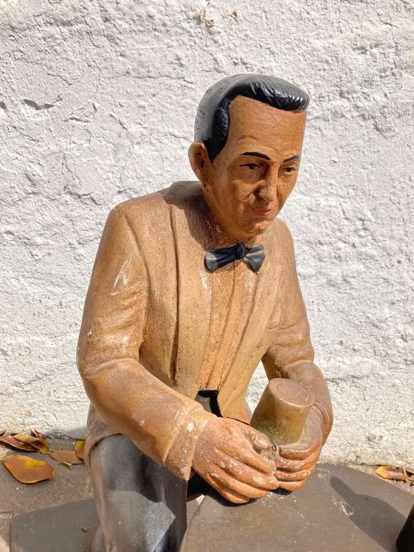Advertising Figurine : Remi Martin ( 42 x 23 x 50cm )