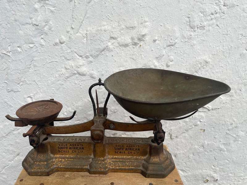Vintage South African Scale ( 50 x 20 x 20 )