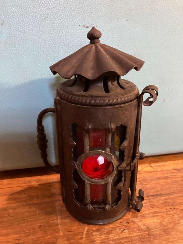 Beautiful Metal Candle Lantern ( 17 x 11 x 8 cm)