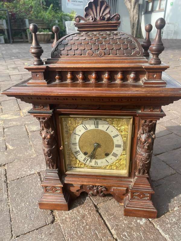 Beautiful Mahogany Cased Mantelclock ( 50 x 35 x 20 cm )