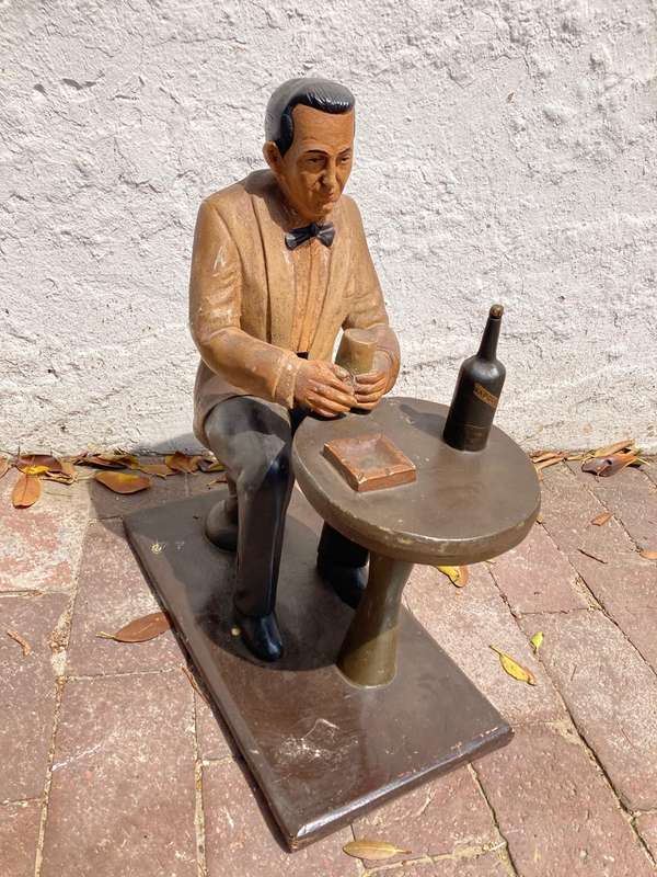 Advertising Figurine : Remi Martin ( 42 x 23 x 50cm )