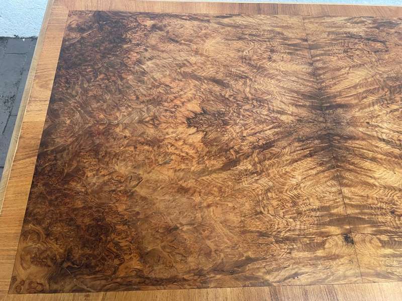 Beautiful Burr Walnut Coffee Table. ( 110 x 64 x 64 )