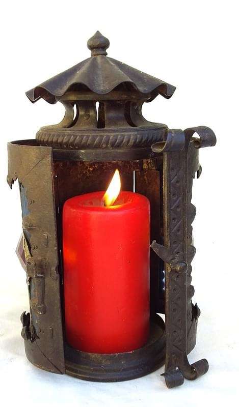 Beautiful Metal Candle Lantern ( 17 x 11 x 8 cm)