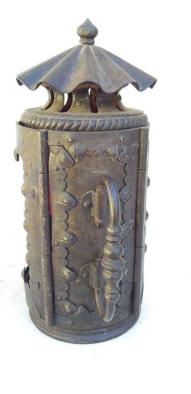 Beautiful Metal Candle Lantern ( 17 x 11 x 8 cm)