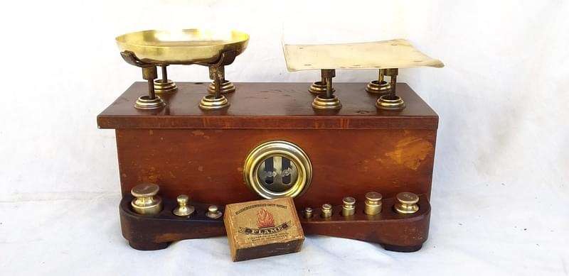 Rare Brass and Mahogany Apothecary Scale ( 25 x 15 x 13 cm )
