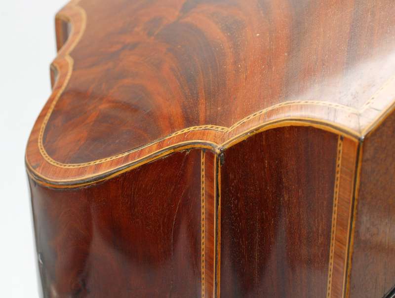 Georgian Flame Mahogany and Satinwood Inlaid Knife Box ( 23 x 28 x 39 cm )