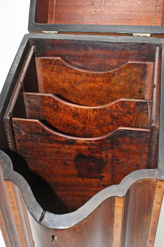 Georgian Flame Mahogany and Satinwood Inlaid Knife Box ( 23 x 28 x 39 cm )