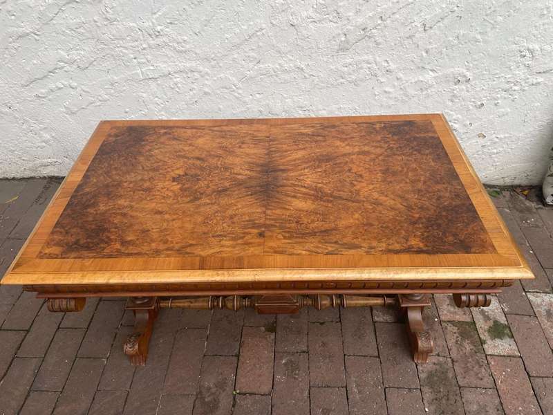 Beautiful Burr Walnut Coffee Table. ( 110 x 64 x 64 )