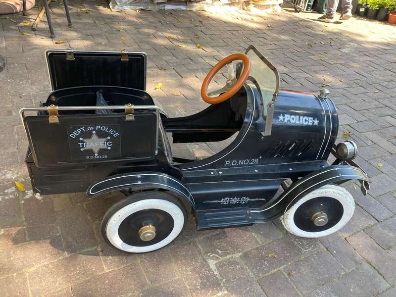 Vintage Police Chief Roadster Pedal Car ( 109 x 54 x 60 cm)