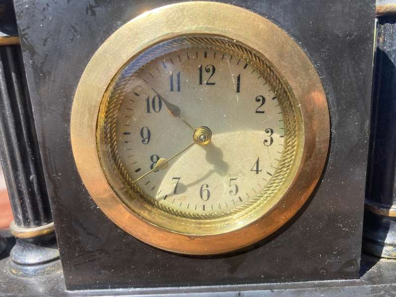 Vintage Mantelclock ( 21 x 17 x 4cm ) in working condition