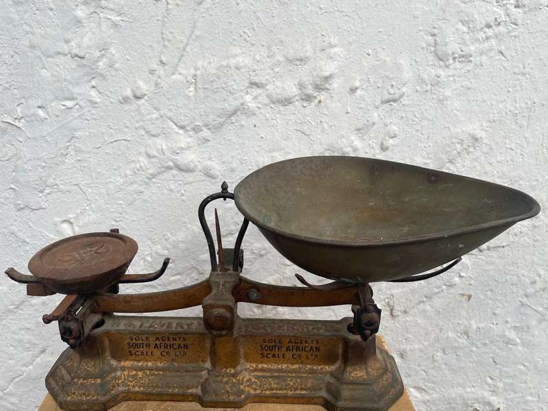 Vintage South African Scale ( 50 x 20 x 20 )