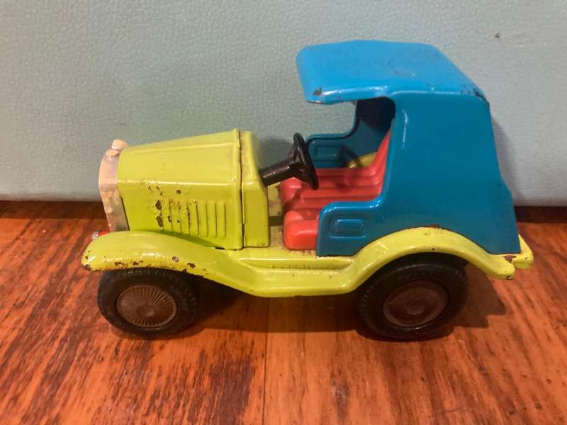 Japanese Tinplate Friction Car ( 16 x 9 x 6 cm )