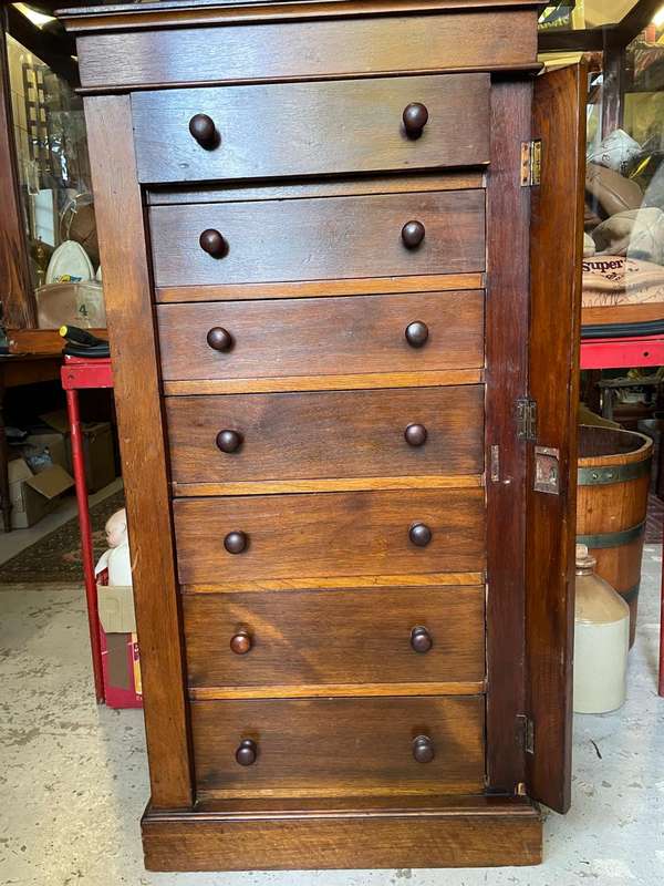 Rare Mahogany Wellington Chest circa 1890 (122 x 62 x 38 cm)
