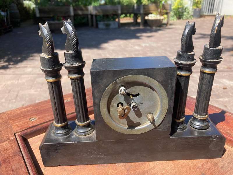 Vintage Mantelclock ( 21 x 17 x 4cm ) in working condition