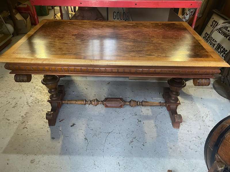 Beautiful Burr Walnut Coffee Table. ( 110 x 64 x 64 )