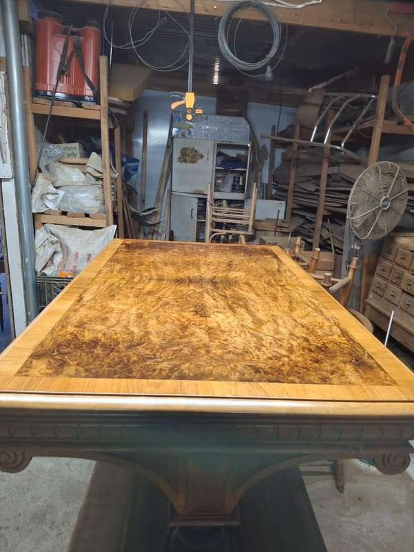 Beautiful Burr Walnut Coffee Table. ( 110 x 64 x 64 )
