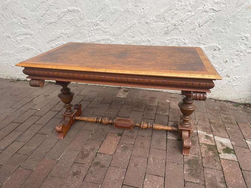 Beautiful Burr Walnut Coffee Table. ( 110 x 64 x 64 )