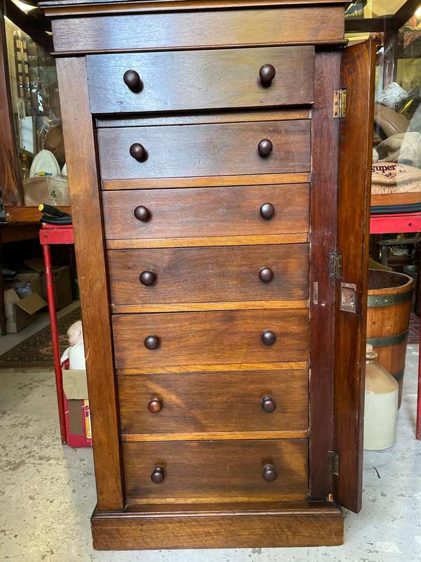 Rare Mahogany Wellington Chest circa 1890 (122 x 62 x 38 cm)