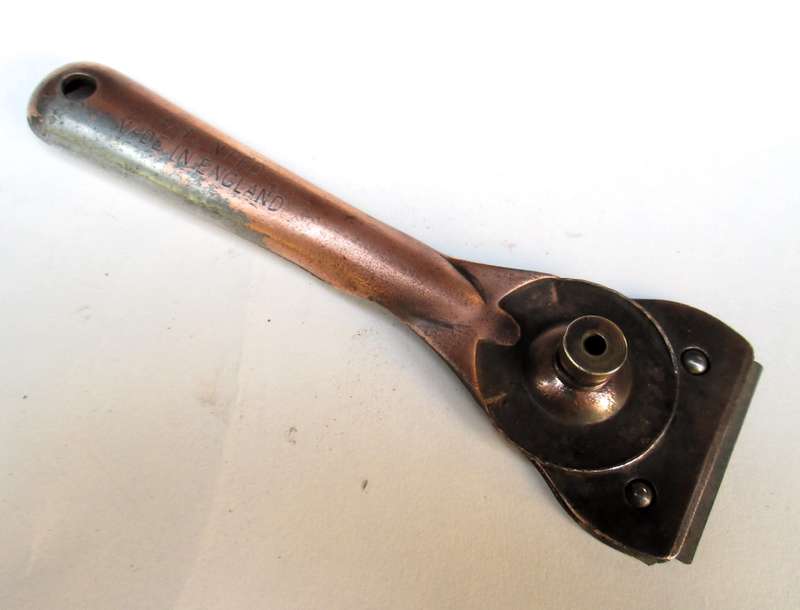 SCRAPER WITH AJUSTABLE HEAD
