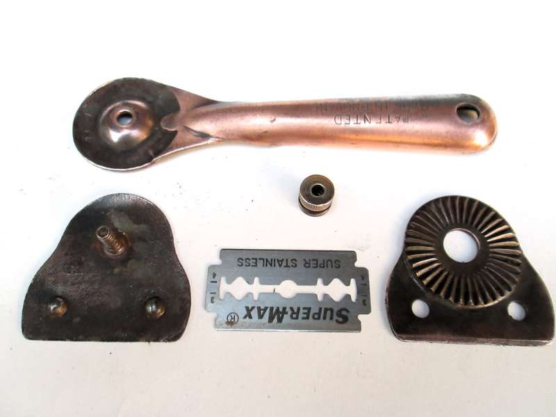 SCRAPER WITH AJUSTABLE HEAD
