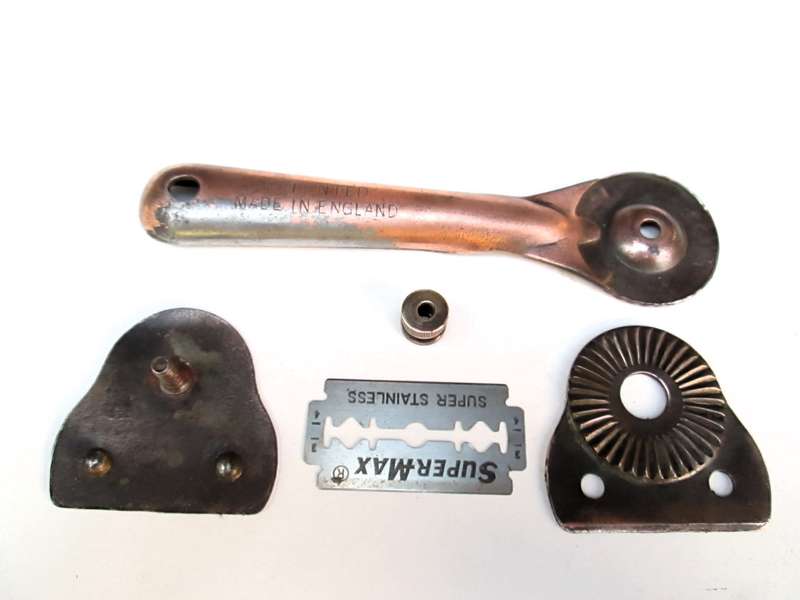 SCRAPER WITH AJUSTABLE HEAD