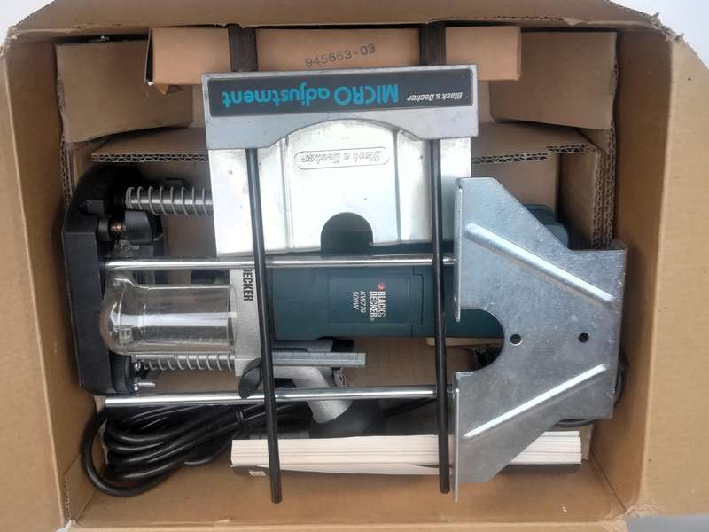 BLACK & DECKER WOODWORKING ROUTER
