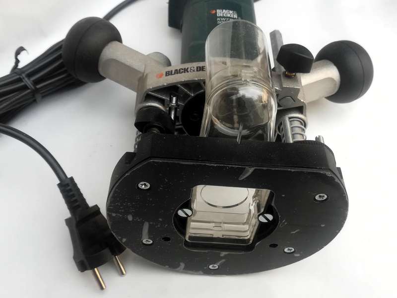 BLACK & DECKER WOODWORKING ROUTER