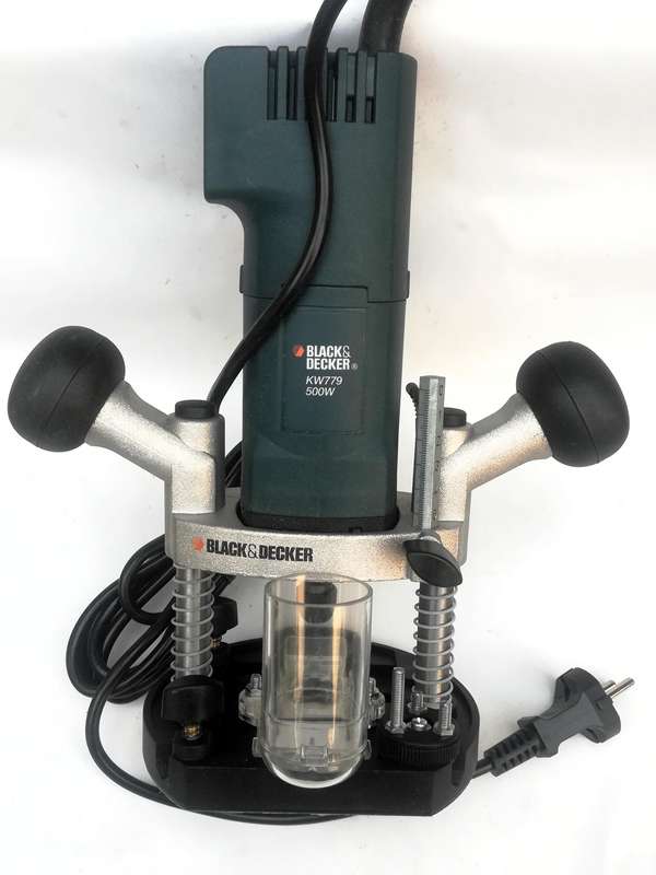 BLACK & DECKER WOODWORKING ROUTER
