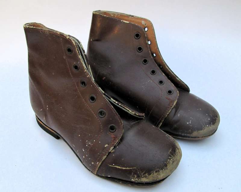 VINTAGE CHILDRENS BOOTS